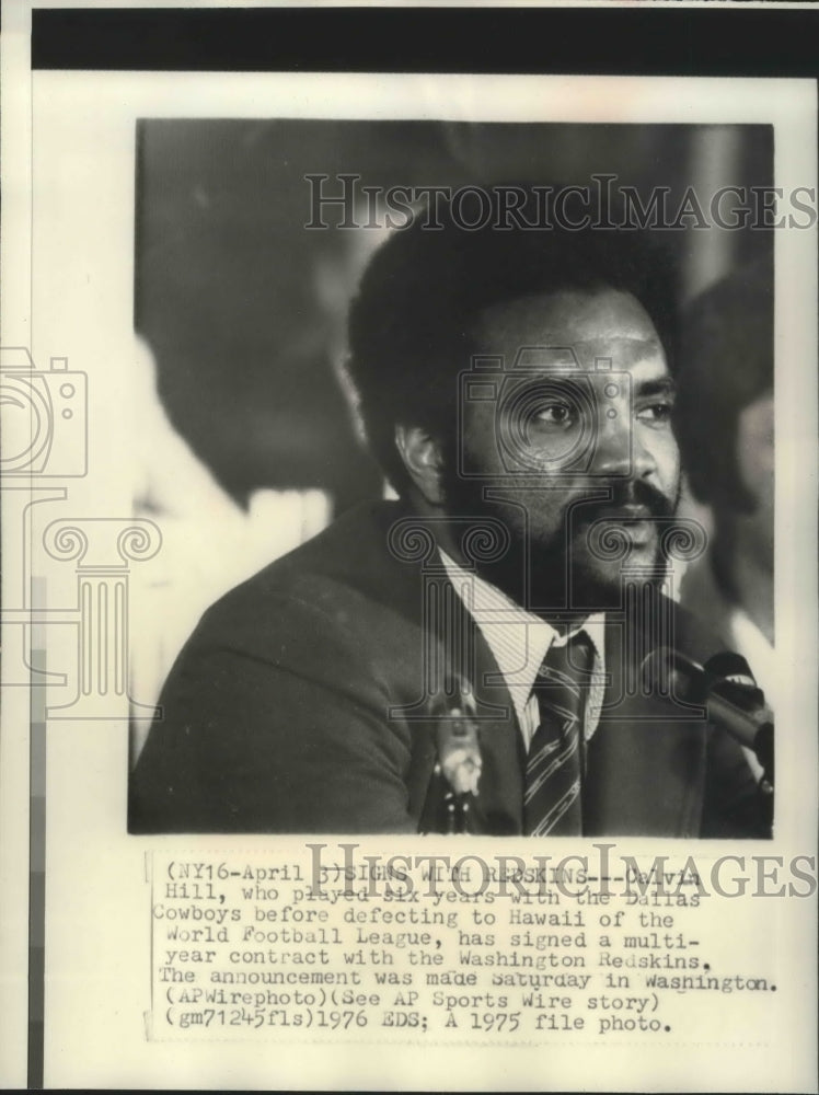 1975 Press Photo Calvin Hill signed a multiyear contract with the Redskins-Historic Images