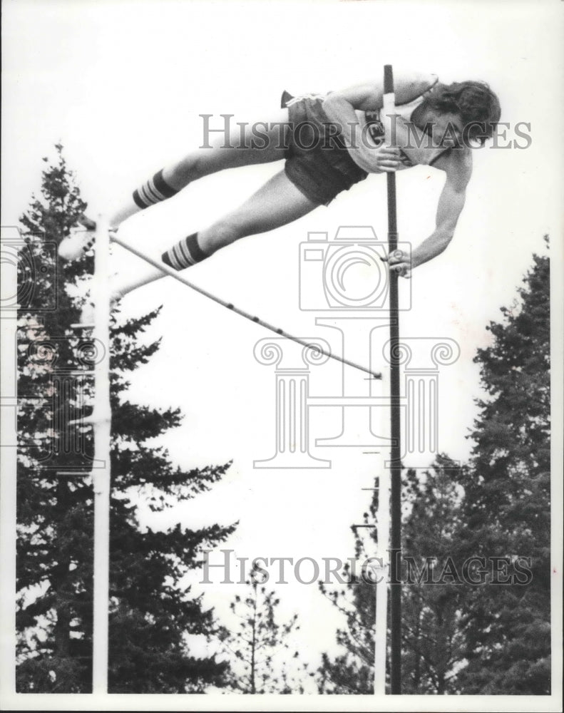 1975 Press Photo Track Pole Vaulter Bill Janning - sps05181 - Historic Images