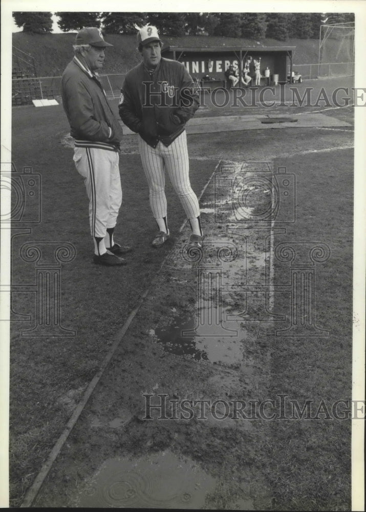 1981 Press Photo Coach Ed Chissus with Gonzaga U baseball manager, Steve Hertz-Historic Images