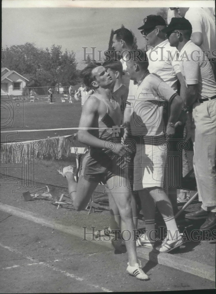 1969 Press Photo Rogers track &amp; field runner, Al Hodneland, crosses finish line - Historic Images