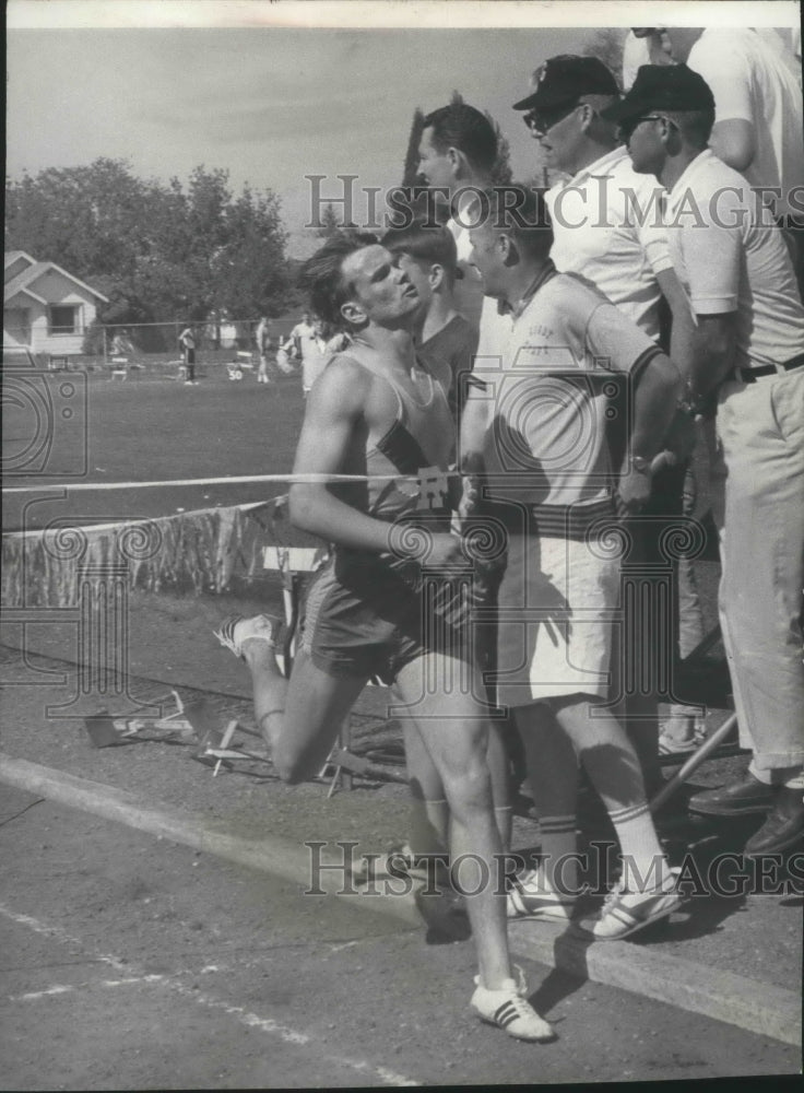 1969 Press Photo Rogers track & field runner, Al Hodneland, crosses finish line - Historic Images