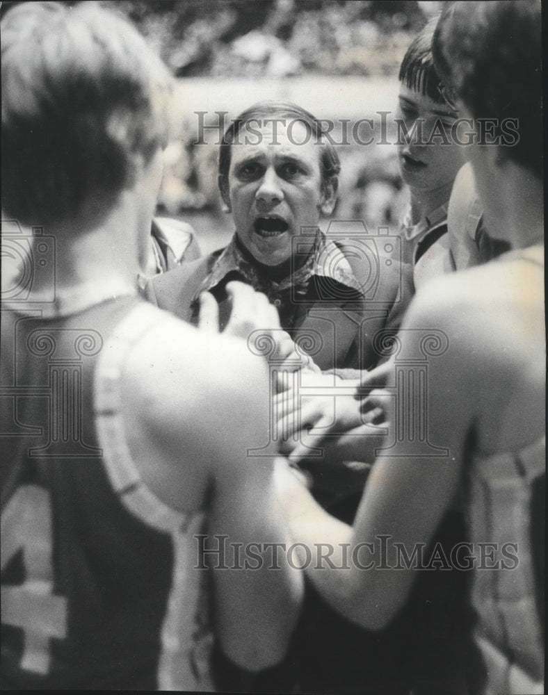 1978 Press Photo St. John basketball coach Wayne Hohman talks to his team-Historic Images