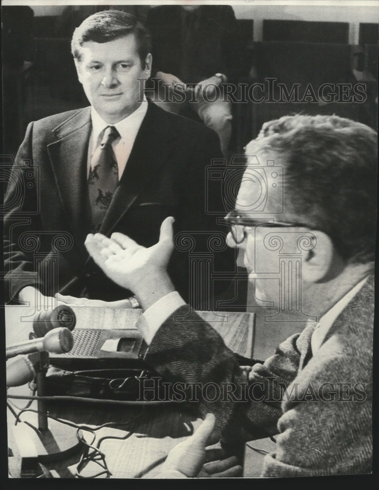 1972 Press Photo Basketball Coach Joe Hall - sps05536-Historic Images