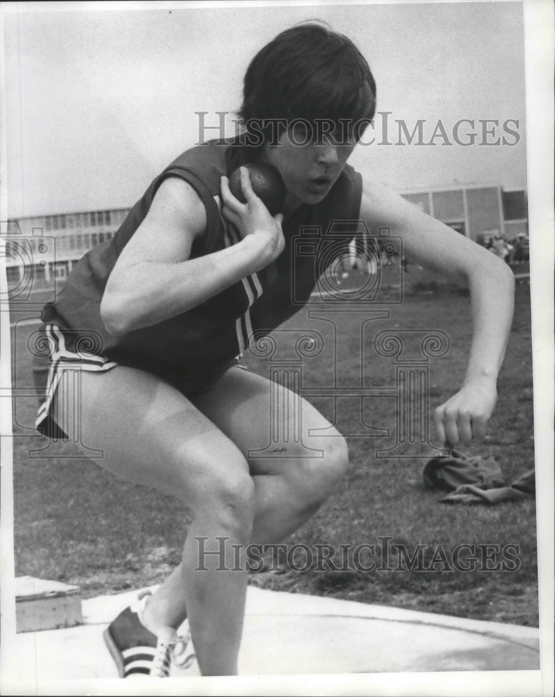 1975 Press Photo Track Shot Putter Julie Hansen - sps05555 - Historic Images