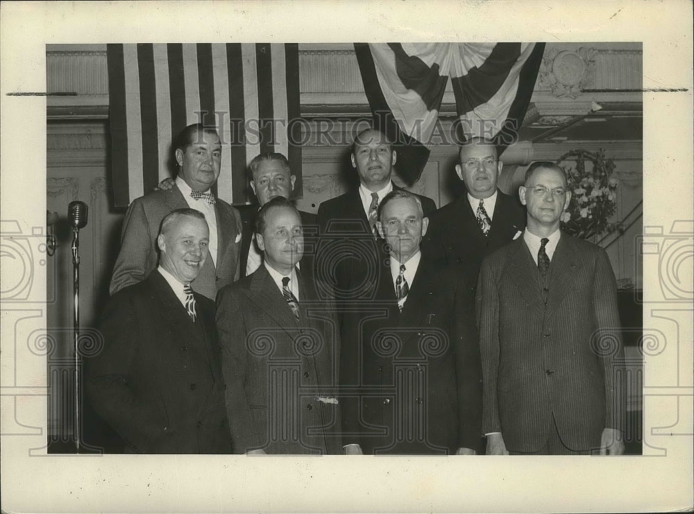 1945 Press Photo Playfair officials honor Washington racing commission members - Historic Images