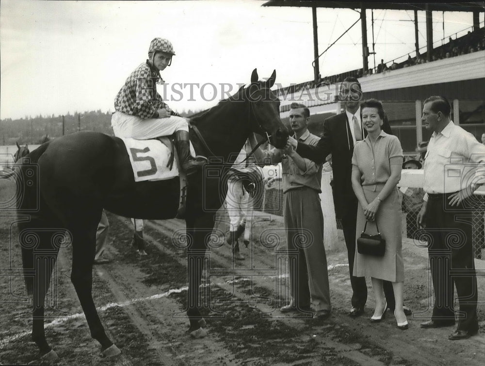 1957 Press Photo Jockey Fred Lambert wit Playfair horse racing patrons- Historic Images