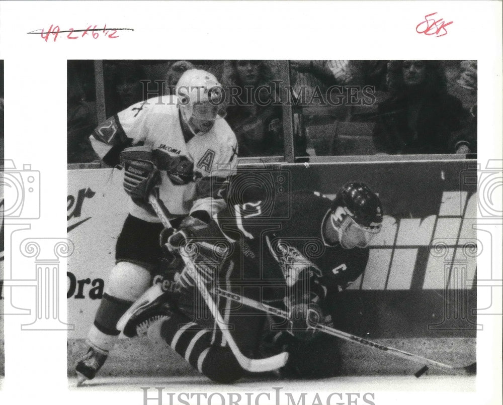 1993 Press Photo Chiefs&#39; Paxton Schulte keeps the puck from Tacoma&#39;s Jamie Black-Historic Images