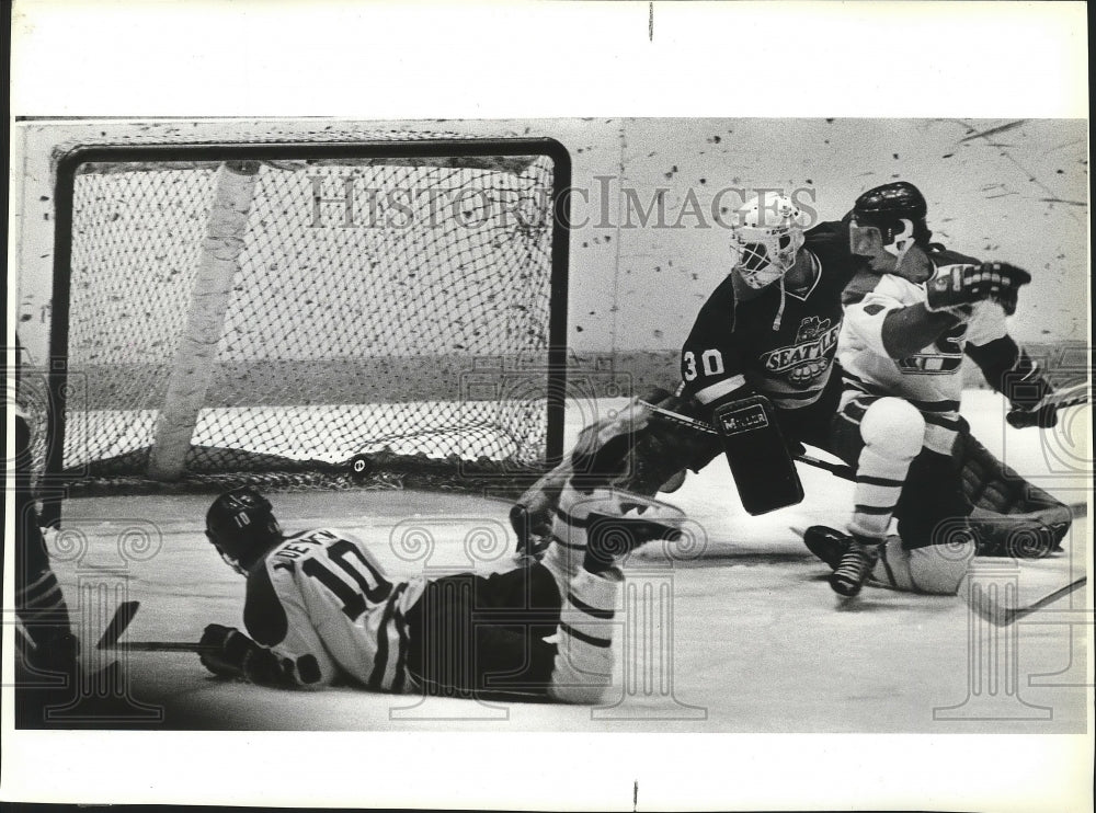 1987 Press Photo Spokane Cheifs Darcy Loewen scores on Chris Petres - Historic Images