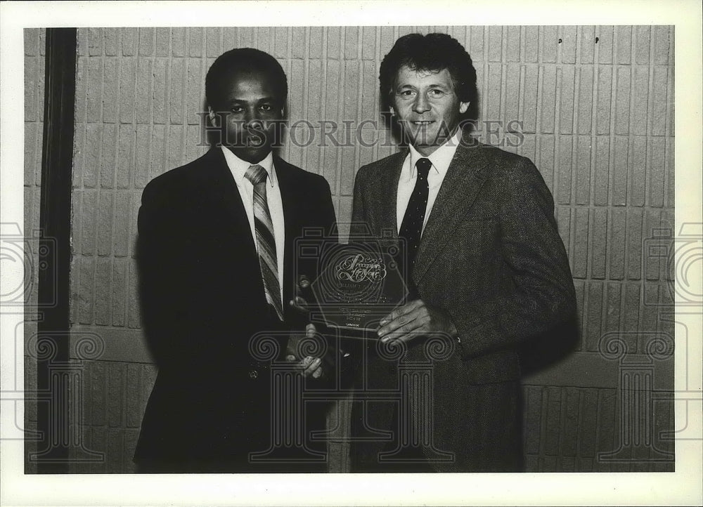 1980 Press Photo Football&#39;s William Gaskins and Jerry Smith pose with award- Historic Images