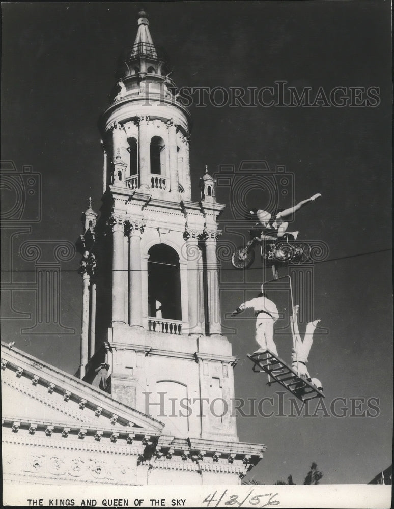 1956 Press Photo The Kings and Queen Of The Sky does a stunt above a building- Historic Images