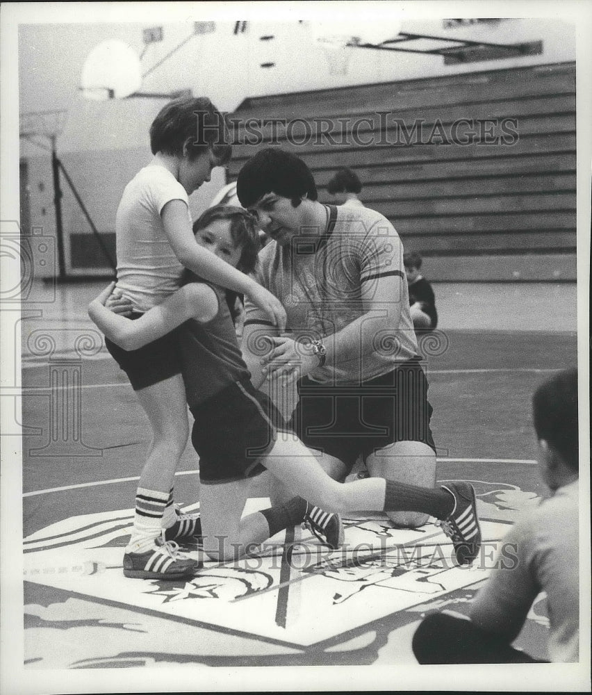 1977 Press Photo Wrestling Rick Giampietri trains James Kamura,Joe Kimball- Historic Images