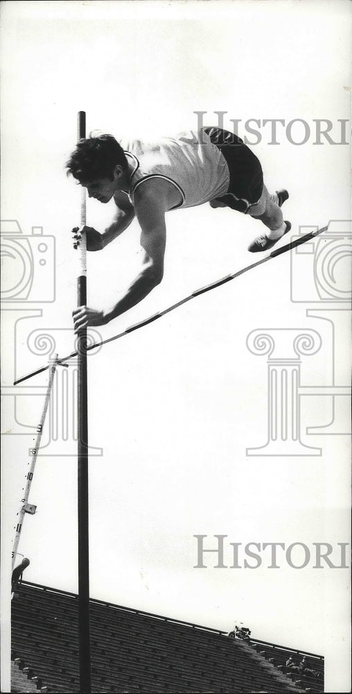 1970 Press Photo Spokane Community&#39;s track &amp; field pole vaulter, Rex Gilbert - Historic Images