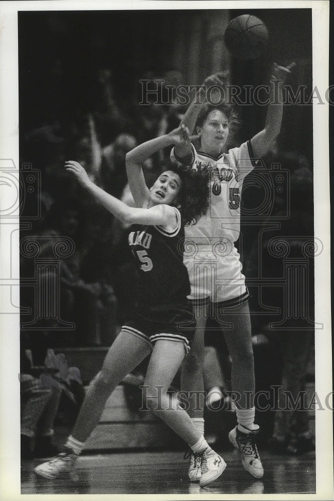 1990 Press Photo Basketball players Rachel Green &amp; Darcy Long in action - Historic Images