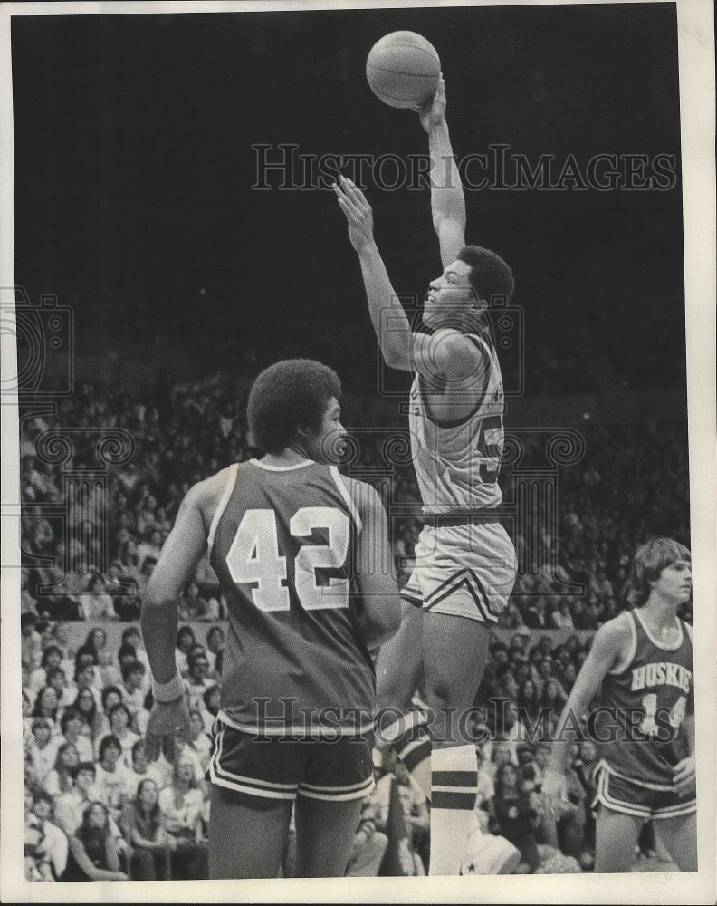 1977 Press Photo WSU basketball player Stuart House hooks a shot as whistle blew - Historic Images