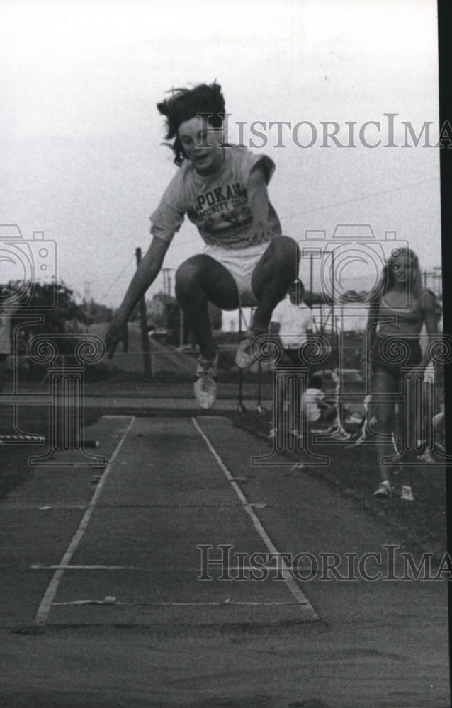 1975 Press Photo Spokane track &amp; field athlete, Jenni Dickelman, in action- Historic Images