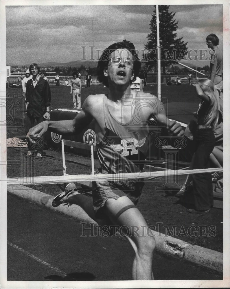 1975 Press Photo Rogers High School track and field runner, Dave Dixon - Historic Images