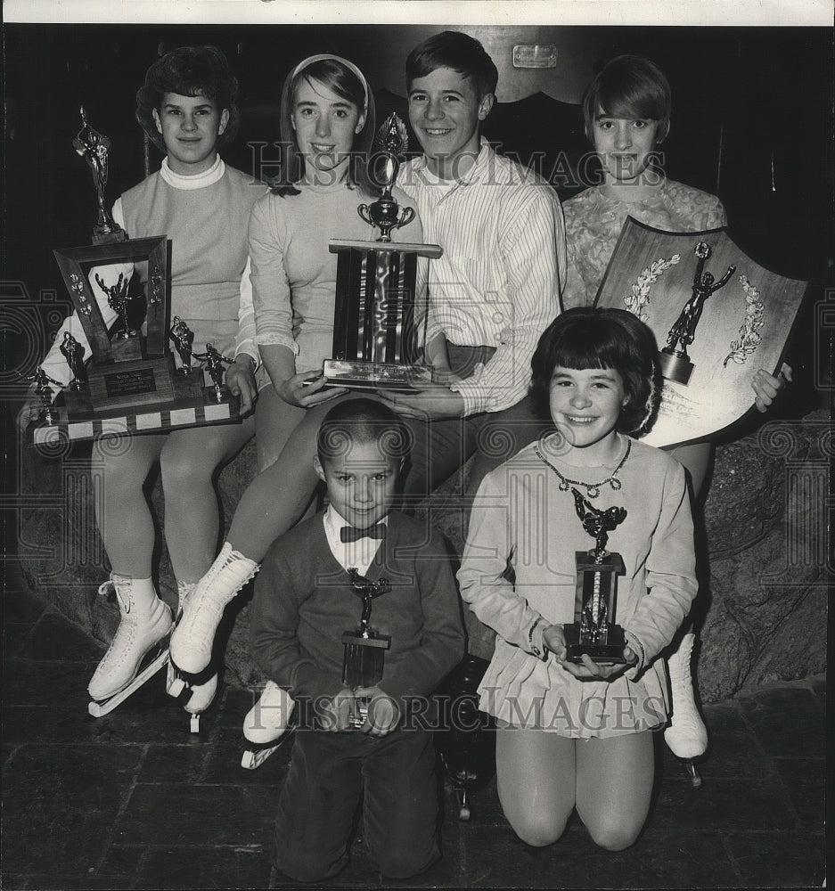 1967 Press Photo Members of the Spokane Figure Skating Club with their trophies - Historic Images