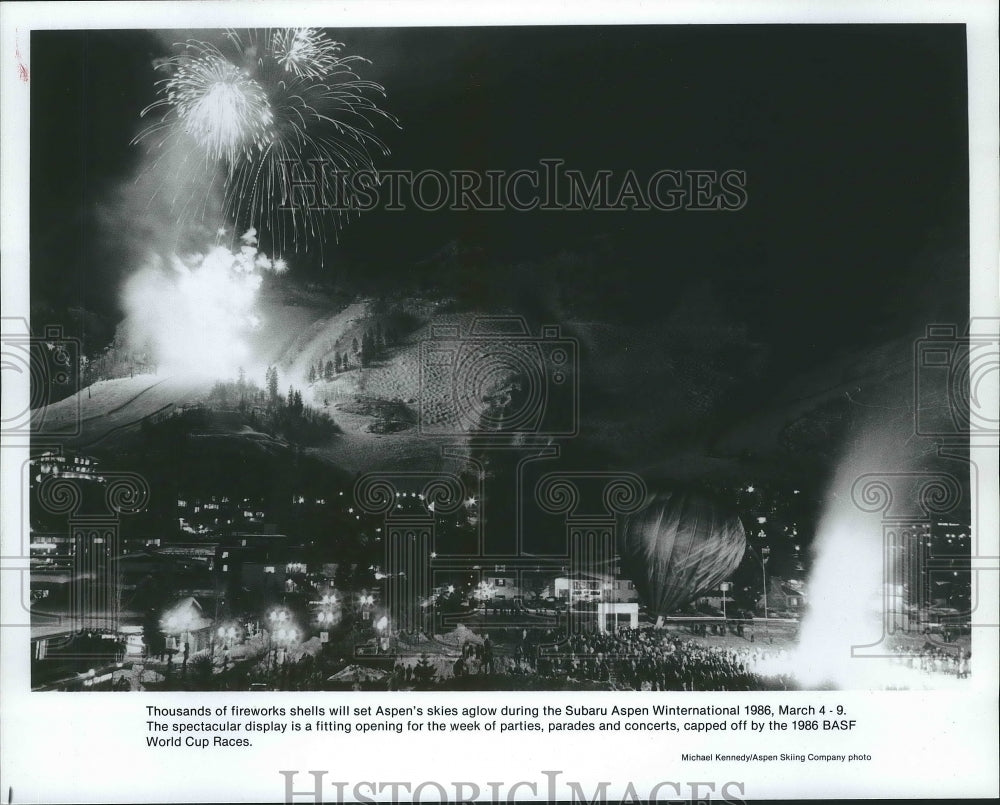 1986 Press Photo Aspen, Colorado skies aglow during Subaru Ski Winternational-Historic Images