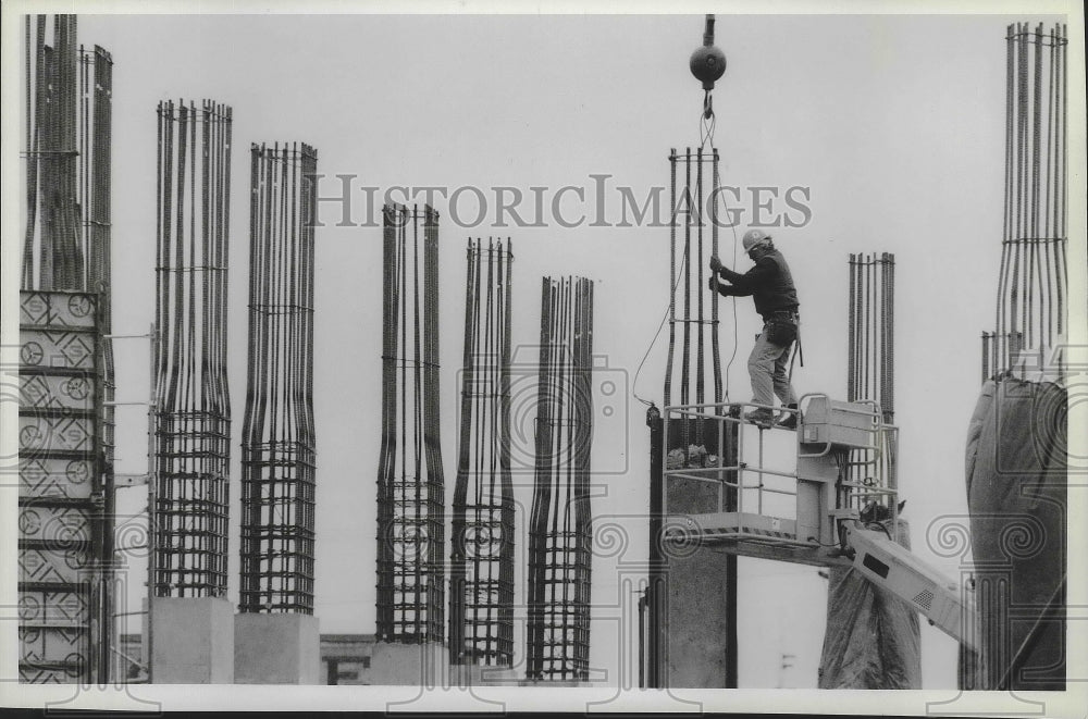 1994 Press Photo Bruce Wing strips a form on a column of the new Spokane arena-Historic Images