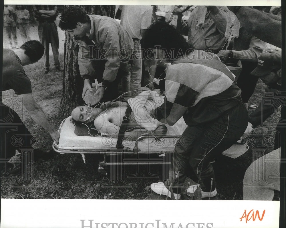 1990 Press Photo Rescue workers move marathoner Tony May after cardiac arrest- Historic Images