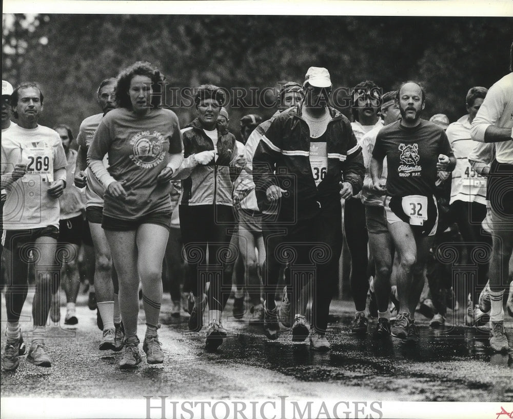 1988 Press Photo Runners in the rain in 11th Coeur d&#39;Alene Marathon - sps07319- Historic Images