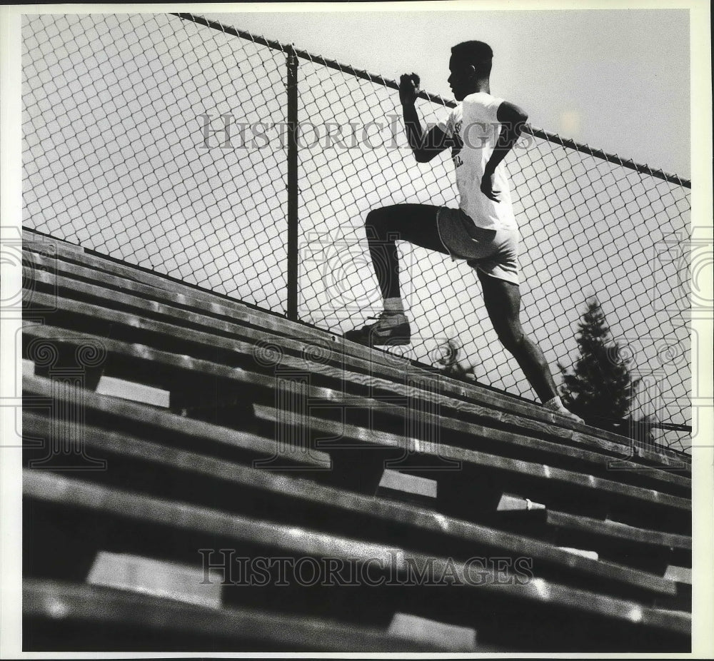 1989 Press Photo Jr Olympian triple jumper Ryan Harris works out on the stairs.- Historic Images