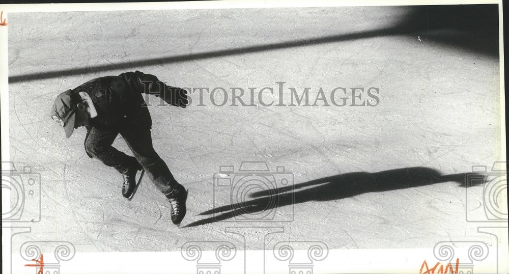 1990 Press Photo Trentwood Elementary fifth-grader, Evan Burns, ice skating - Historic Images