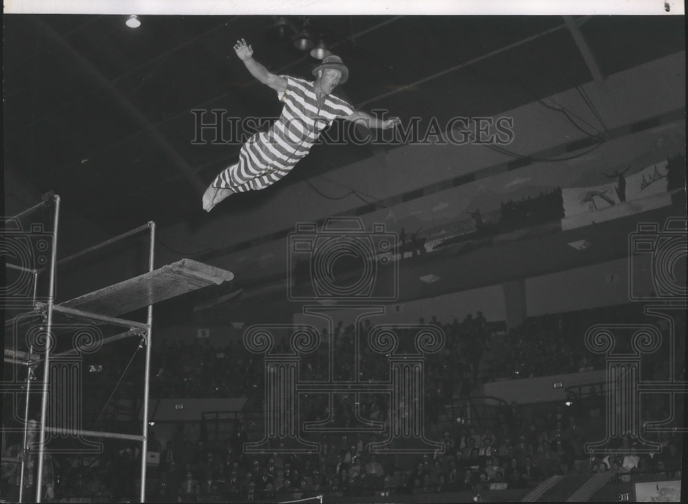 Press Photo Stunt diver performs at Sports Show - Historic Images