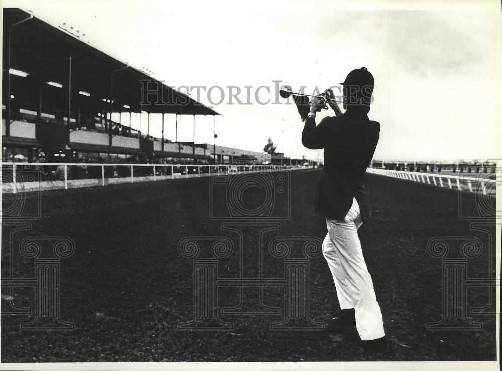 1985 Press Photo Man plays the trumpet at horse racing&#39;s Playfair Race Track- Historic Images