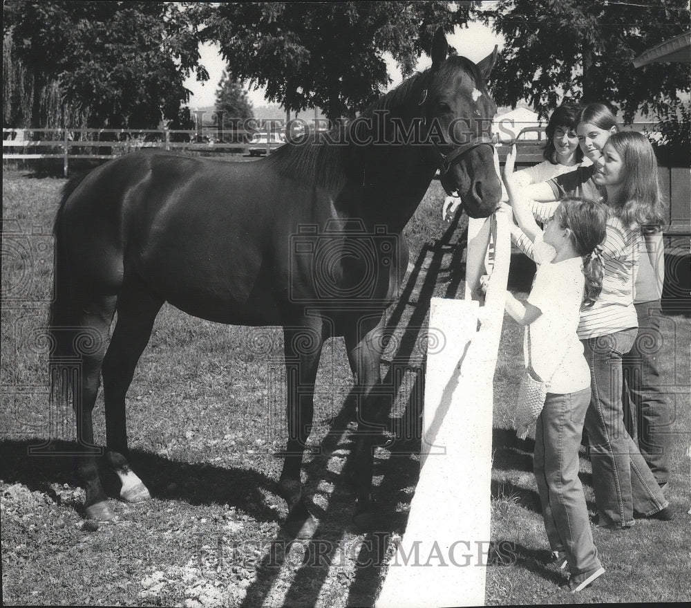 1971 Press Photo Race Horse Turbulater, Ann Price and Barbara Crawford - Historic Images