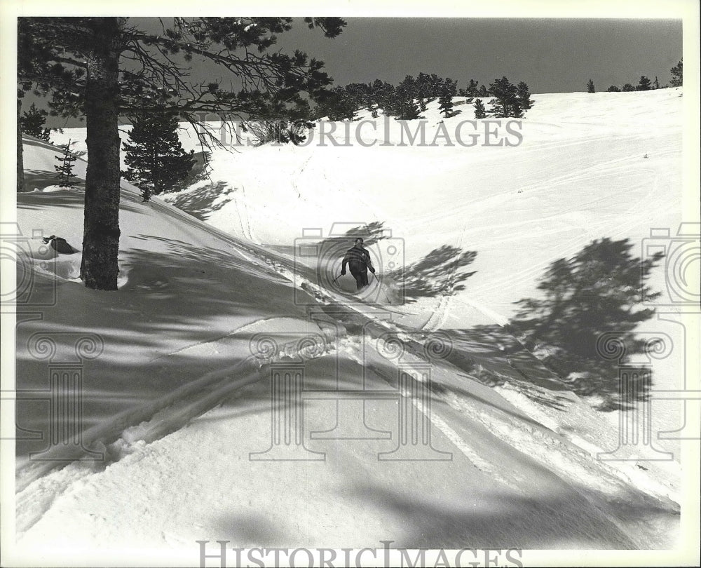 1989 Press Photo Skier enjoys Red Lodge Mountain skiing area in Montana - Historic Images