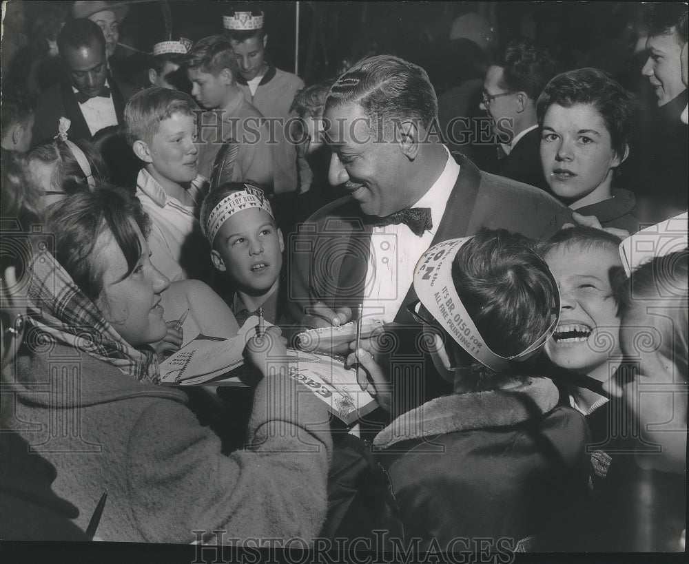 1956 Press Photo Herbert Mills signs autographs at Sports Show - Historic Images