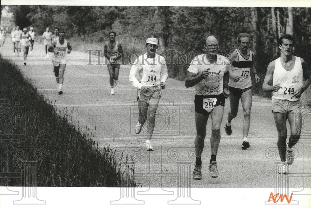 1990 Press Photo Coeur D&#39;Alene Marathon runners going strong 8 miles into race - Historic Images