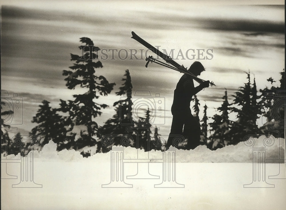 1983 Press Photo A lone skier on Mount Hood skiing area in Oregon - sps07803- Historic Images