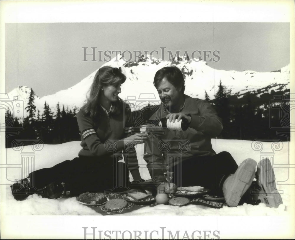 1989 Press Photo Couple enjoys picnic at Mt. Bachelor skiing area in Oregon- Historic Images