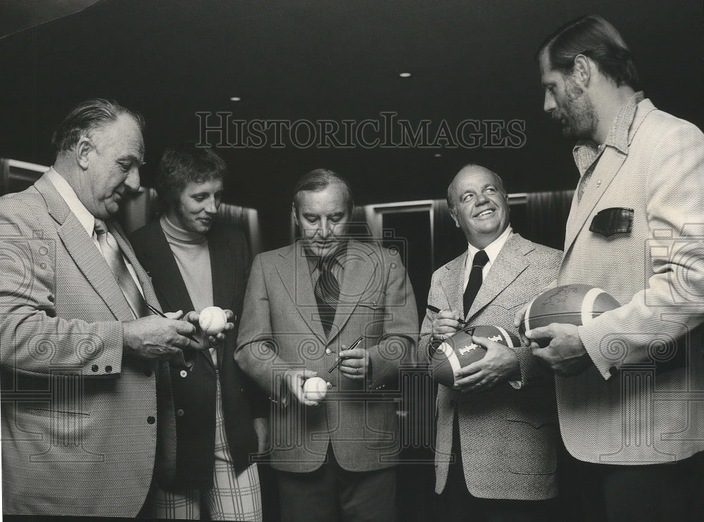 1973 Press Photo Sportswriters and sports figures prepare for awards banquet- Historic Images