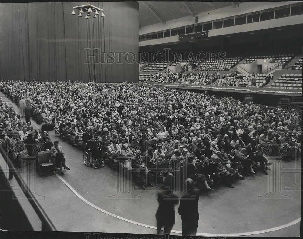 1955 Press Photo Large crowd for &quot;Grand Tour of Europe.&quot; at the Coliseum - Historic Images