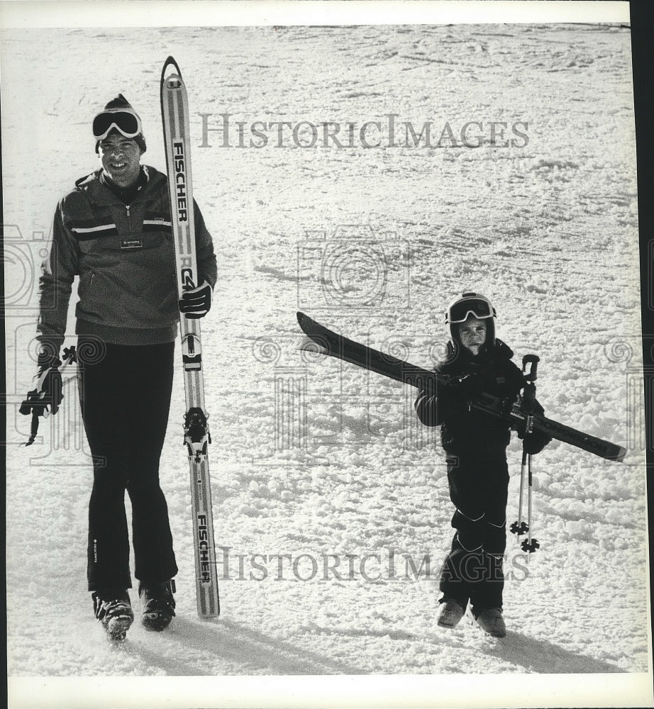 1984 Press Photo 49 Degrees North&#39;s Roger Junkermier skis with Chad Mosley- Historic Images