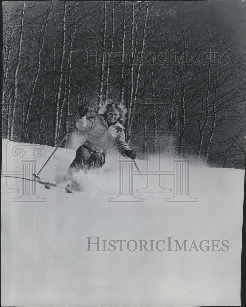 1980 Press Photo Powder skiing at Beaver Creek skiing area in Colorado - Historic Images