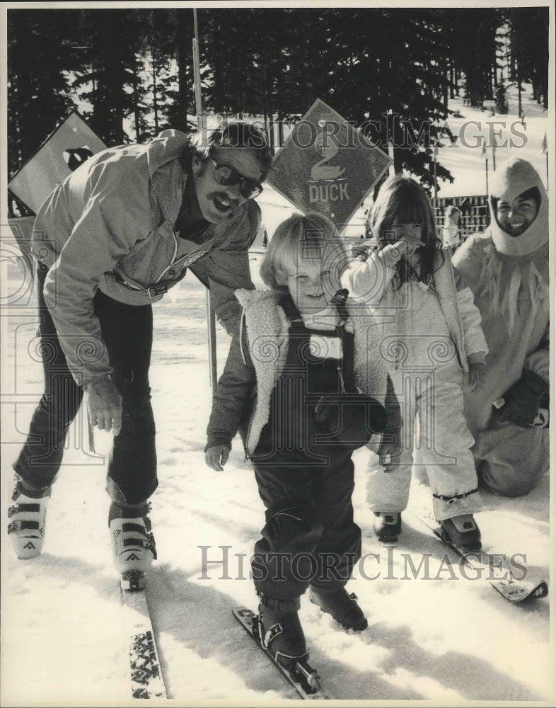 1989 Press Photo Group gathers at Mount Bachelor ski resort in Oregon- Historic Images