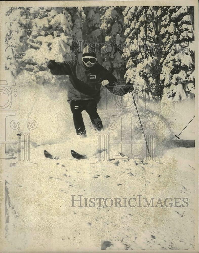 1990 Press Photo Skier at Mission Ridge - Historic Images