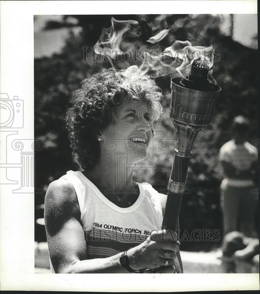 1984 Press Photo Coeur d&#39;Alene&#39;s Linda Robinson carries the Olympic flame- Historic Images