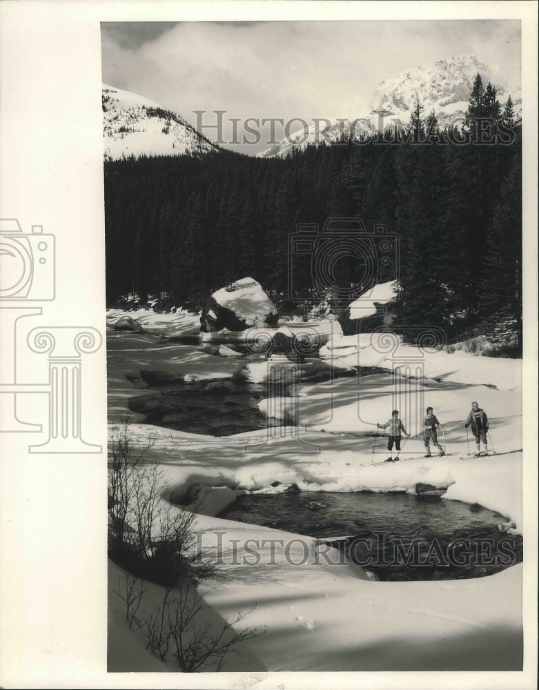 Press Photo A trio of skiers at Maligne River, Alberta, skiing area in Canada - Historic Images