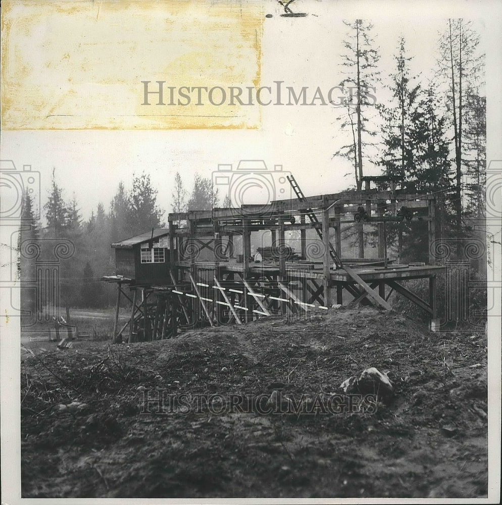 1955 Press Photo New chair lift terminal on Red Mountain skiing area in Canada - Historic Images