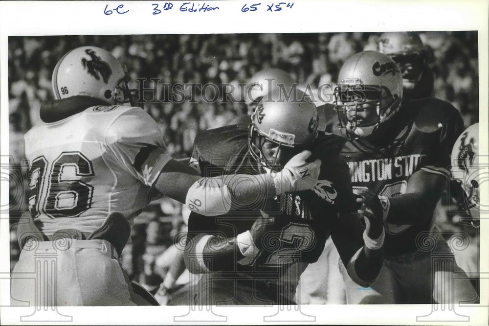 1990 Press Photo Cougars football player, Shaumbe Wright-Fair in action - Historic Images