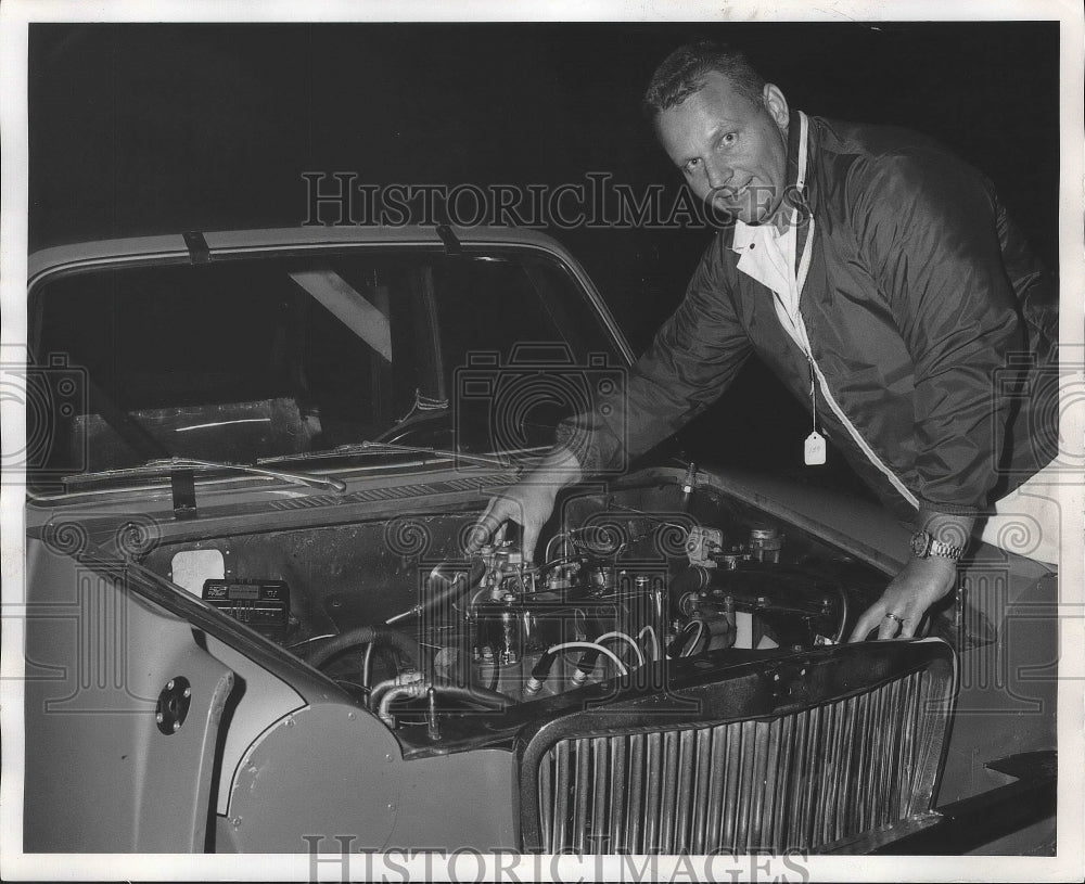 1973 Press Photo Auto racing&#39;s Clay Larkin checks car engine - sps08402 - Historic Images