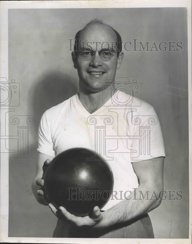 1956 Press Photo Spokane's Bob McCammon poses for photo with bowling ball- Historic Images