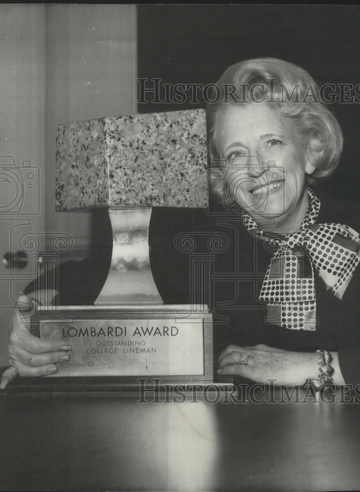 1972 Press Photo Mrs. Vince Lombardi poses with football&#39;s Lombardi Award trophy-Historic Images