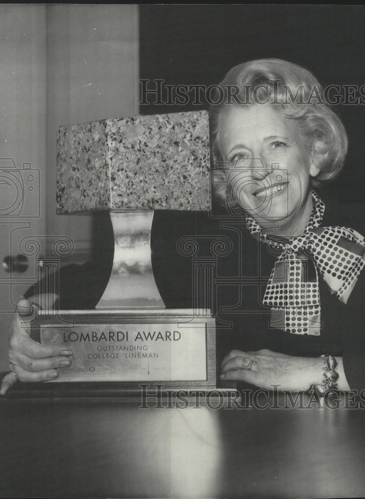 1972 Press Photo Mrs. Vince Lombardi poses with football's Lombardi Award trophy-Historic Images