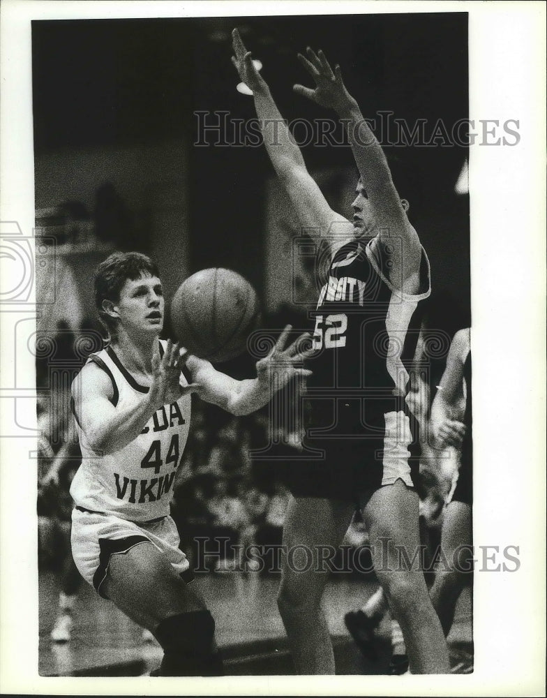 1988 Press Photo Char Mayer and his University teammates stopped Sean Dorris-Historic Images